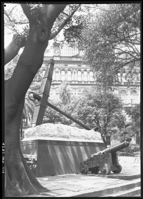 Anchor of Sirius, Macquarie Place [Sydney, 1] [picture] / [Frank Hurley]