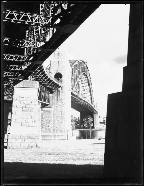 [View from the side of the Sydney Harbour Bridge, Sydney] [picture] / [Frank Hurley]