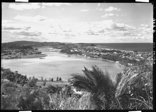 View over Collaroy and Narrabeen from Collaroy Plateau [Sydney, 4] [picture] / [Frank Hurley]