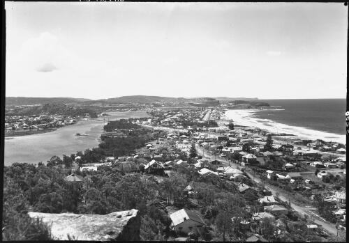 View over Collaroy and Narrabeen from Collaroy Plateau [Sydney, 5] [picture] / [Frank Hurley]