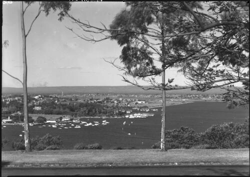 [Panorama of Perth from Kings Park, Western Australia, 2] [picture] / [Frank Hurley]