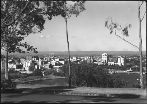 [Panorama of Perth from King's Park, Western Australia, 1] [picture] / [Frank Hurley]