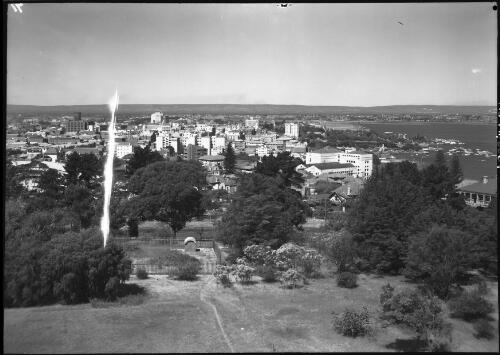 [Panorama of Perth to Kings Park and Parliament House from Perth Observatory, Western Australia, 3] [picture] / [Frank Hurley]