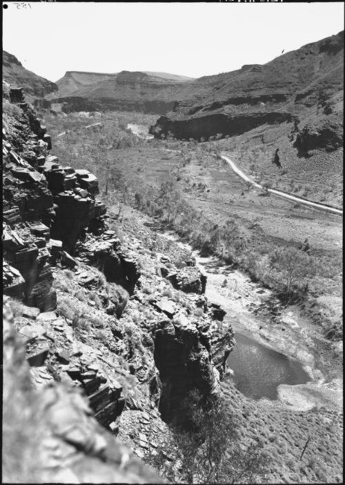 Roadway through Gorge [Wittenoom, Western Australia] [picture] / [Frank Hurley]