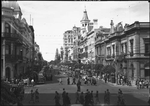 [St. Georges Terrace from the intersection with William Street, Perth, Western Australia] [picture] / [Frank Hurley]