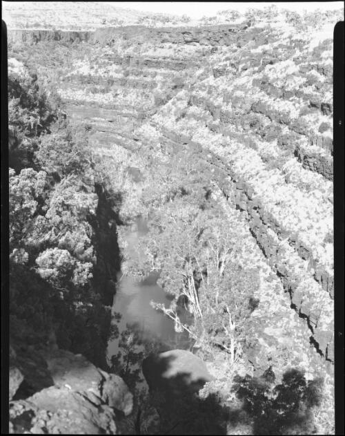 Wittenoom Gorge [Western Australia] [picture] / [Frank Hurley]
