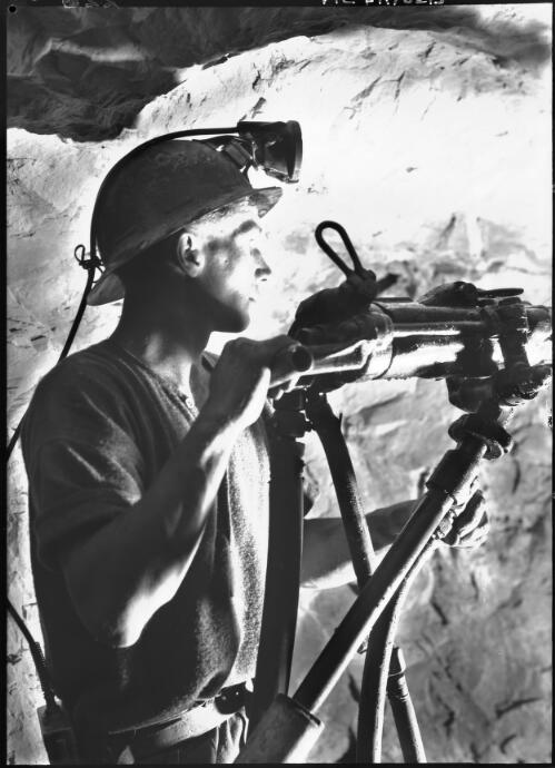 [Close up study of a miner at work with drill, Kalgoorlie, Western Australia] [picture] / [Frank Hurley]