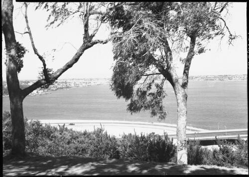 Perth and Perth Water, panorama from Kings Park, [Western Australia 1] [picture] / [Frank Hurley]