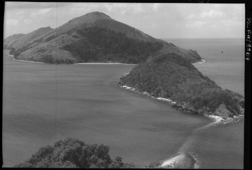 Middle Molle Island, Great Barrier Reef [Queensland] [picture] / [Frank Hurley]