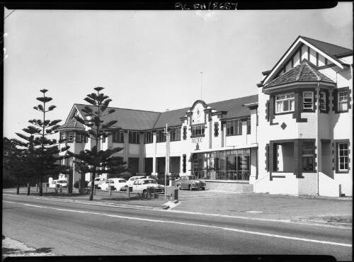 Surfers Paradise, Pacific Hotel [Queensland] [picture] / [Frank Hurley]