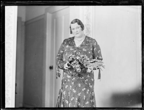 Opera singer Florence Austral with bouquet of flowers, New South Wales, ca. 1934, 1 [picture]