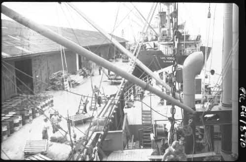 [Part view of ship at docks, Queensland] [picture] / [Frank Hurley]