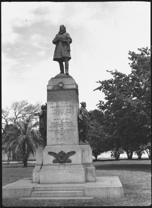 [Statue of Sir Ross Smith, Adelaide, South Australia, 1] [picture] / [Frank Hurley]