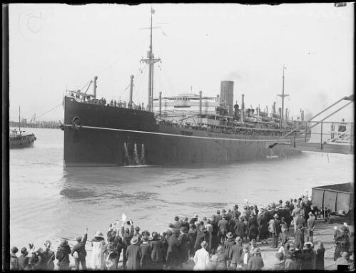 People on the wharf watching the departure of the passenger ship Balranald, Walsh Bay wharf, New South Wales, 8 April 1925 [picture]