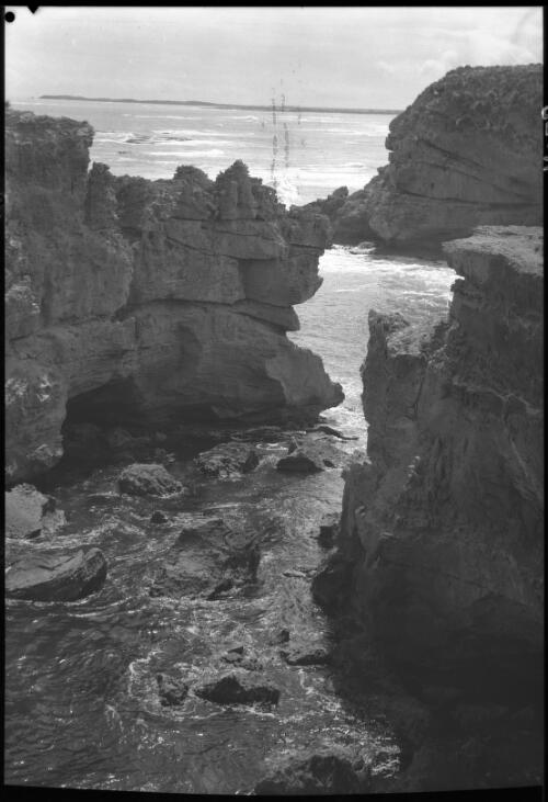 [Coastal view, South Australia, 1] [picture] / [Frank Hurley]