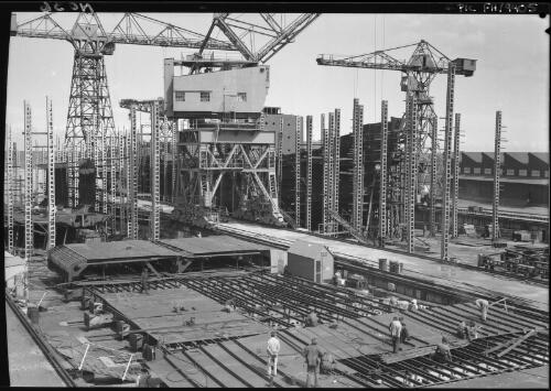 [Ship building at Whyalla, South Australia] [picture] / [Frank Hurley]