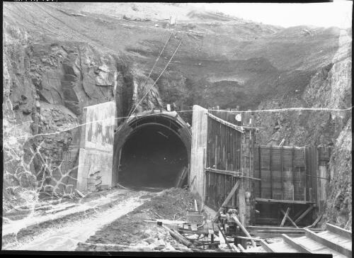 [Entrance to a mine] [picture] / [Frank Hurley]