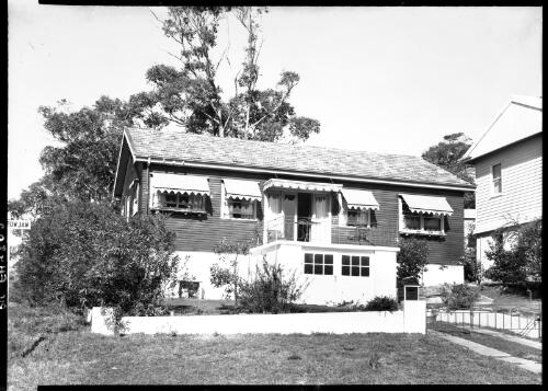 [Weatherboard house, New South Wales?, 1] [picture] / [Frank Hurley]