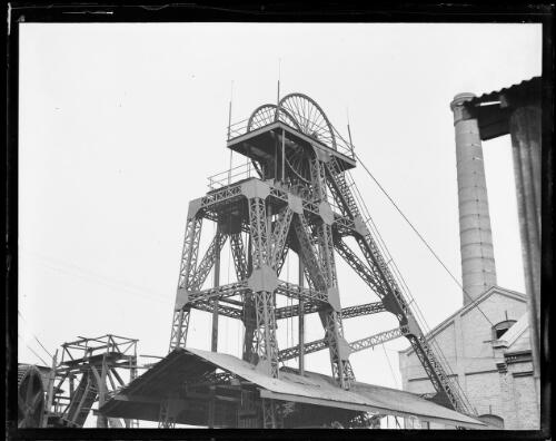 Wheel at the top of a mine shaft, Balmain Colliery, New South Wales, 4 January 1929 [picture]