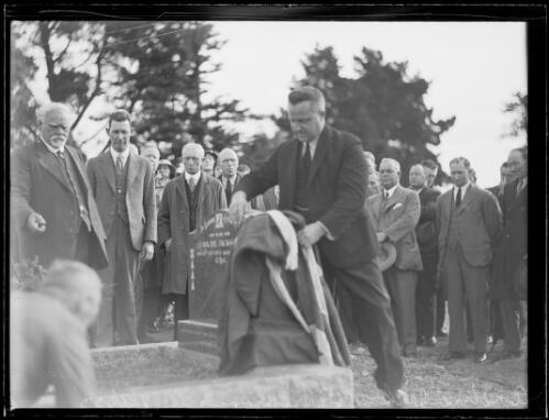 Premier Mr Stevens unveiling the headstone on the grave of cricketer Archie Jackson at the Field of Mars Cemetery, Ryde, New South Wales, 20 February 1933 [picture]