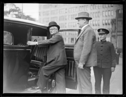 Town Clerk for Sydney Roy Hendy and Alderman George Parkes getting into a car, New South Wales, 6 February 1934 [picture]