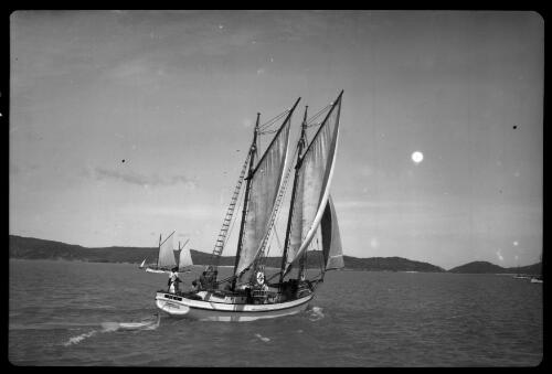 [Pearling lugger Townsville JB, sailing at Thursday Island, with Prince of Wales Island in background] [picture] : [Pearling] / [Frank Hurley]