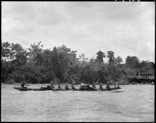 [Men in canoes] [picture] : [Pearls and savages] / [Frank Hurley]