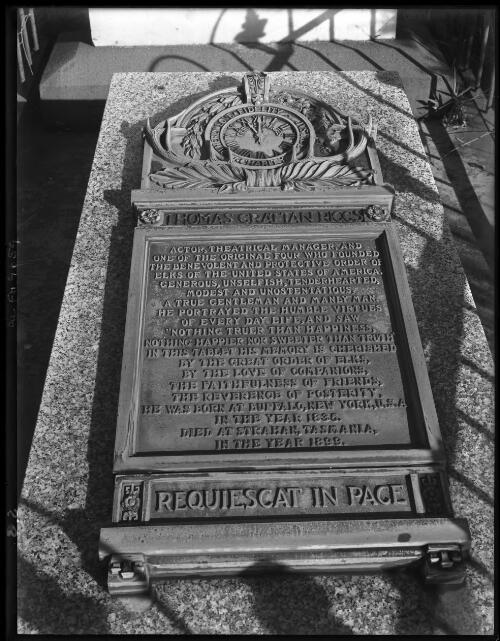 [Thomas Grattan Riggs gravestone, Strahan, Tasmania, 2] [picture] / [Frank Hurley]