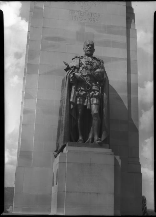 [Monument of King George V  at the Old Parliament House, Parkes (A.C.T.) ] [picture] / [Frank Hurley]