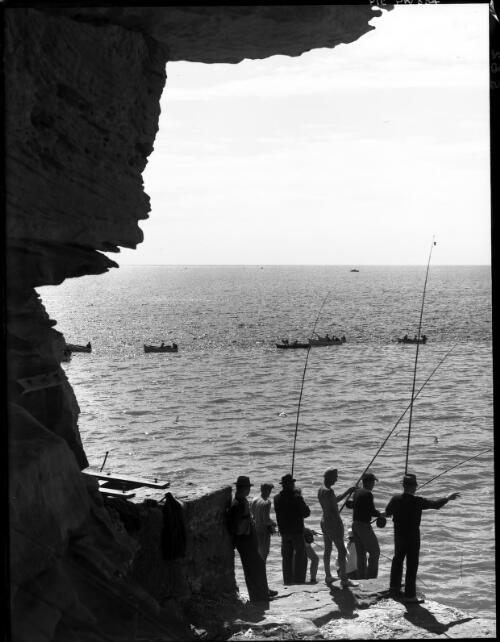 Seascapes taken from Bondi (near S outlet) fishermen & boats [picture] : [Sydney, New South Wales] / [Frank Hurley]
