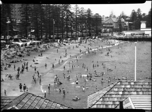 [Wharf and people swimming at Manly] [picture] : [Sydney, New South Wales] / [Frank Hurley]