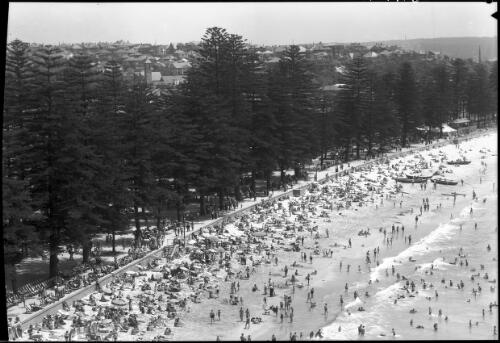 [Manly beach, boats, people] [picture] : [Manly, New South Wales] / [Frank Hurley]