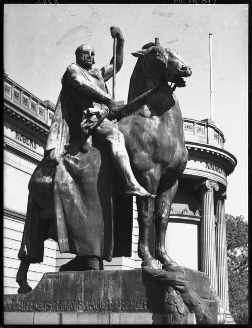 Equestrian statue outside Gallery [Art Gallery of New South Wales] [picture] : [Sydney, New South Wales] / [Frank Hurley]