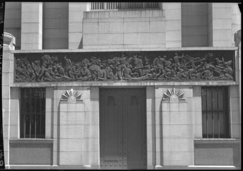 General view of memorial frieze around Shrine of remembrance, Hyde Park [3] [picture] : [Sydney, New South Wales] / [Frank Hurley]
