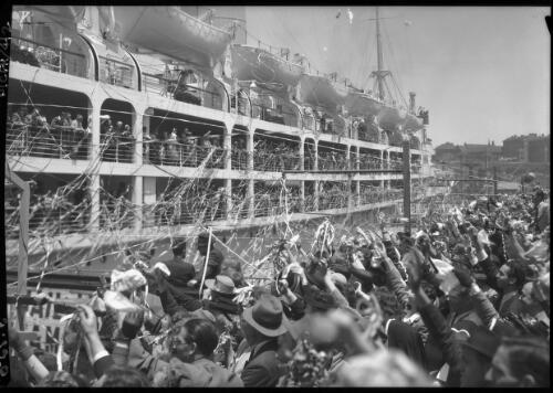 Farewelling a ship from 91B Wharf Pyrmont [picture] : [Sydney, New South Wales] / [Frank Hurley]