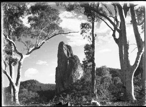Warrumbungle Range New South Wales [picture] : [Warrumbungle Mountains, New South Wales] / [Frank Hurley]