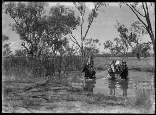 Warrumbungle National Park N.S.W. [2] [picture] : [Warrumbungle Mountains, New South Wales] / [Frank Hurley]