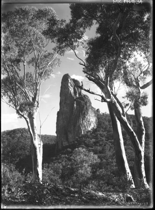 Warrumbungle Range N.S.W. [1] [picture] : [Warrumbungle Mountains, New South Wales] / [Frank Hurley]