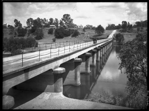 Mount Crosby Dam on the Brisbane River [picture] : [Brisbane, Queensland] / [Frank Hurley]