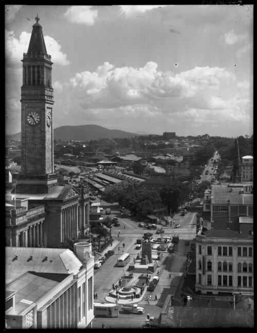 [Albert Street, showing the King George V monument and fountain before the City Hall, mountains beyond] [picture] : [Brisbane, Queensland] / [Frank Hurley]