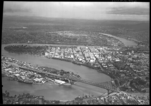 Aerial view of the Story Bridge [Brisbane] [picture] : [Brisbane, Queensland] / [Frank Hurley]