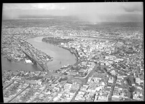[Aerial view of Brisbane with the Story Bridge] [picture] : [Brisbane, Queensland] / [Frank Hurley]