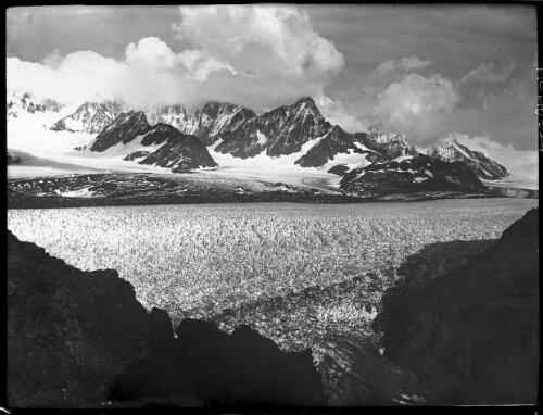 [Neumayer Glacier and Allardyce Range, South Georgia, Shackleton expedition, 1914-1917] [picture] : [Antarctica] / [Frank Hurley]