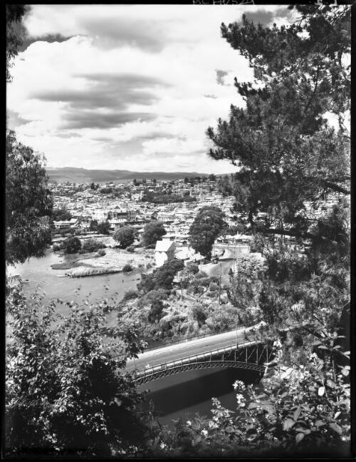 General view [King's Bridge in foreground] [picture] : [Launceston, Tasmania] / [Frank Hurley]