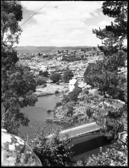 General view [Launceston, King's Bridge in foreground] [picture] : [Launceston, Tasmania] / [Frank Hurley]