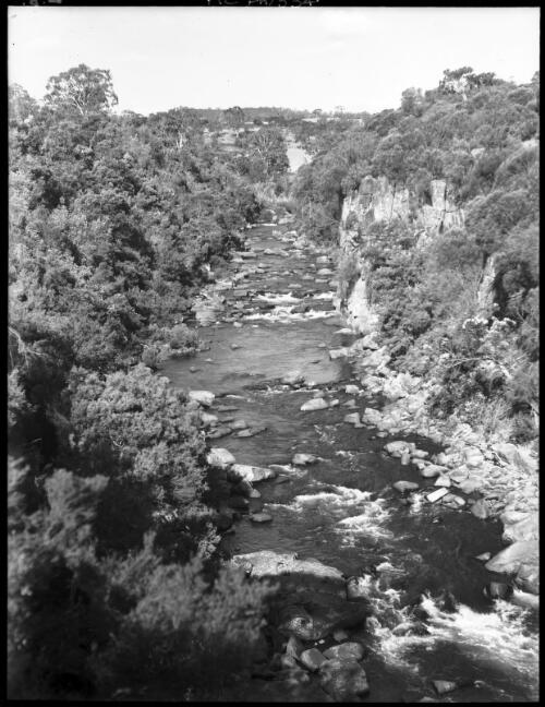 Esk R above Bridge Cora Lynn [River] [picture] : [Launceston, Tasmania] / [Frank Hurley]