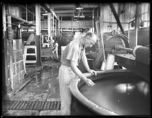 Testing meat extract at Lakes Creek Meatworks, Rockhampton [2] [picture] : [Rockhampton, Queensland] / [Frank Hurley]