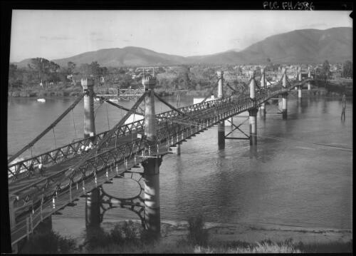 Bridge across the Fitzroy River at Rockhampton, Queensland, ca. 1949, 1 [picture] / [Frank Hurley]