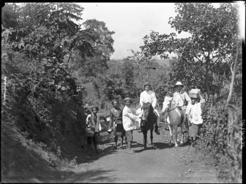 [Porters and two men on horses, one of them Hurley? 1913] [picture] : [Java, Indonesia] / [Frank Hurley]