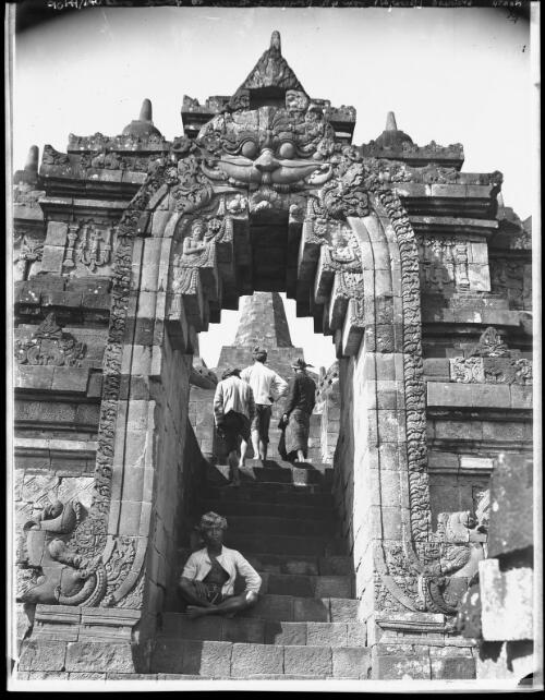 North staircase (Barabadur) from 4th polygonal terrace to round ones [with figures, Borobodur, 1913] [picture] : [Java, Indonesia] / [Frank Hurley]